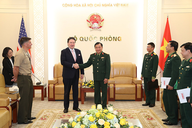 Thượng tướng Hoàng Xuân Chiến chụp ảnh lưu niệm với Đại sứ Hoa Kỳ tại Việt Nam Marc E. Knapper.