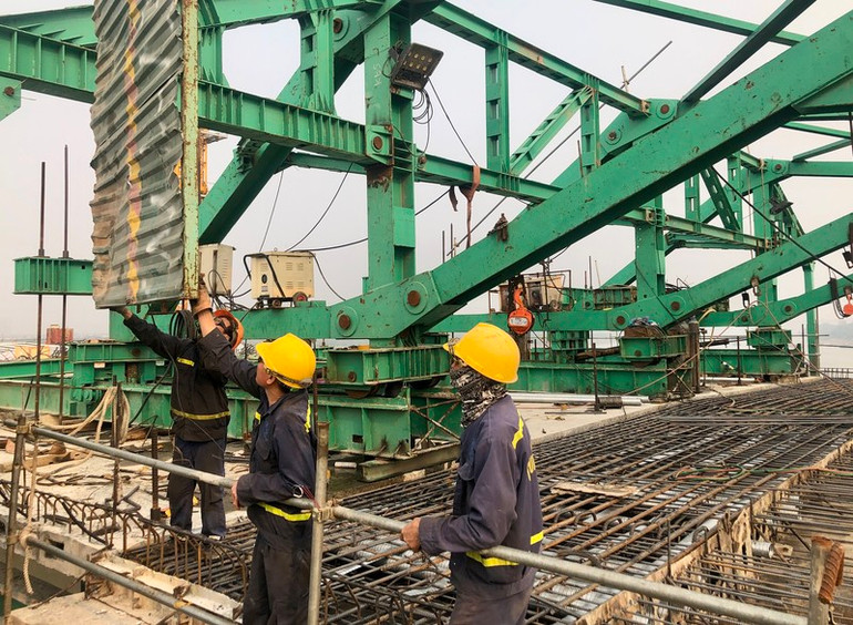 Thi công cầu Vĩnh Tuy giai đoạn 2. (Ảnh: Nguyên Trang)