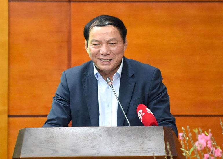 Bộ trưởng Văn hóa, Thể thao và Du lịch trình bày tham luận tại hội nghị.