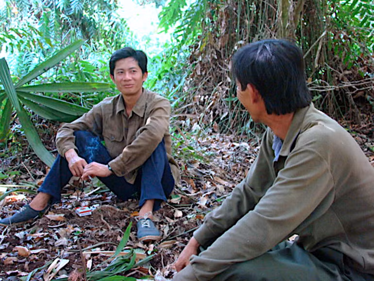 Camera chuyên dụng lắp đặt trong rừng ghi lại hình ảnh kỹ sư Truyền và một thợ rừng đi tìm dấu vết rắn khổng lồ. Camera chuyên dụng lắp đặt trong rừng ghi lại hình ảnh kỹ sư Truyền và một thợ rừng đi tìm dấu vết rắn khổng lồ.