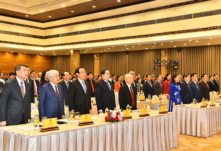 Các đồng chí Lãnh đạo Đảng, Nhà nước và các đại biểu thực hiện nghi thức chào cờ. (Ảnh: ĐĂNG KHOA)