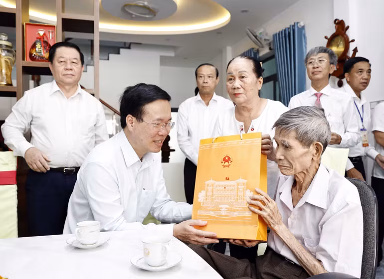 Chủ tịch nước Võ Văn Thưởng thăm hỏi ông Nguyễn Xuân Viên, sinh năm 1944, cựu tù chính trị Côn Đảo, sau giải phóng trở về sinh sống tại khu 7 huyện Côn Đảo. (Ảnh: Thống Nhất/TTXVN)