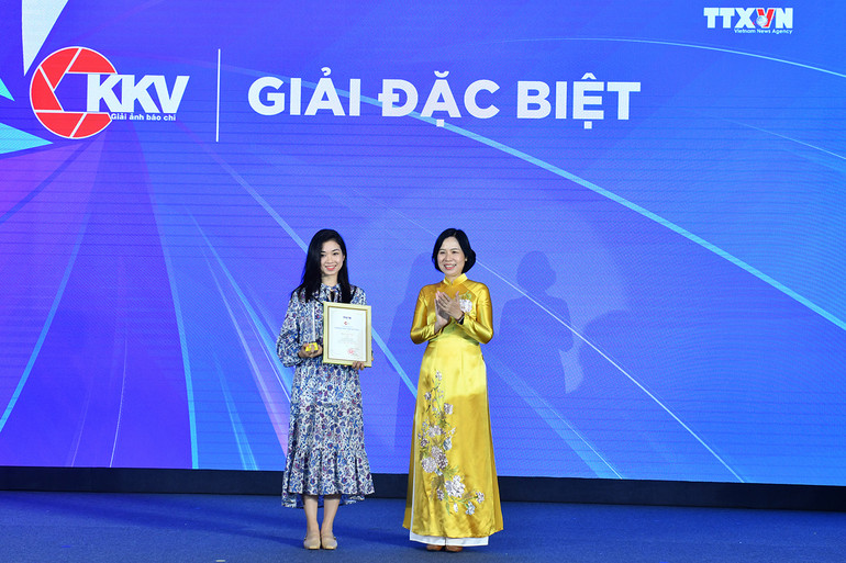 Tổng giám đốc TTXVN Vũ Việt Trang trao Giải Đặc biệt cho đại diện tác giả Nguyễn Tiến Anh Tuấn.