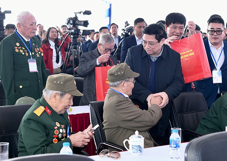 Thủ tướng Phạm Minh Chính tặng quà cho các cựu chiến binh từng tham gia Chiến dịch Điện Biên Phủ.