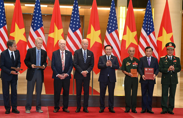 Chủ tịch Quốc hội Vương Đình Huệ và Tổng thống Hoa Kỳ Joe Biden chứng kiến lễ trao kỷ vật, nhật ký chiến tranh.