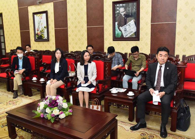 Ông Sugano Yuichi, Trưởng đại diện JICA tại Việt Nam nhiệm kỳ từ tháng 4/2023 và các thành viên trong đoàn tham dự buổi làm việc.