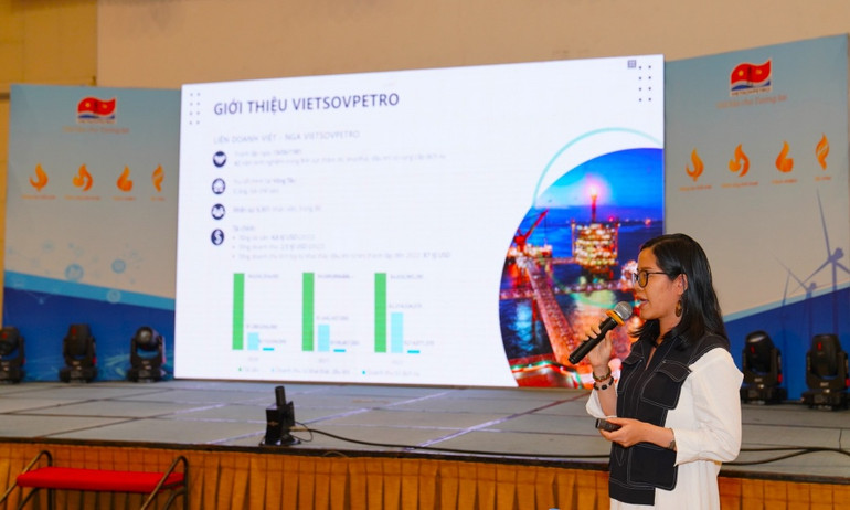 Kỹ sư Mai Phương Thảo, Phòng Tiếp thị - Dịch vụ, giới thiệu Chuỗi cung ứng của Vietsovpetro về điện gió ngoài khơi.