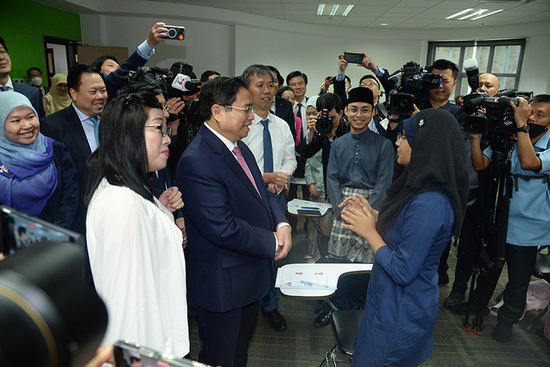 Thủ tướng Phạm Minh Chính trò chuyện với sinh viên Brunei đang học tiếng Việt tại Đại học quốc gia Brunei Darussalam.