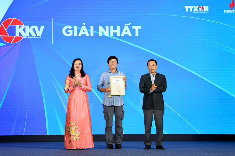 Tác giả Nguyễn Thanh Hà nhận Giải Nhất với tác phẩm ảnh bộ “Lễ khai mạc Đại hội thể thao Đông Nam Á lần thứ 31”.