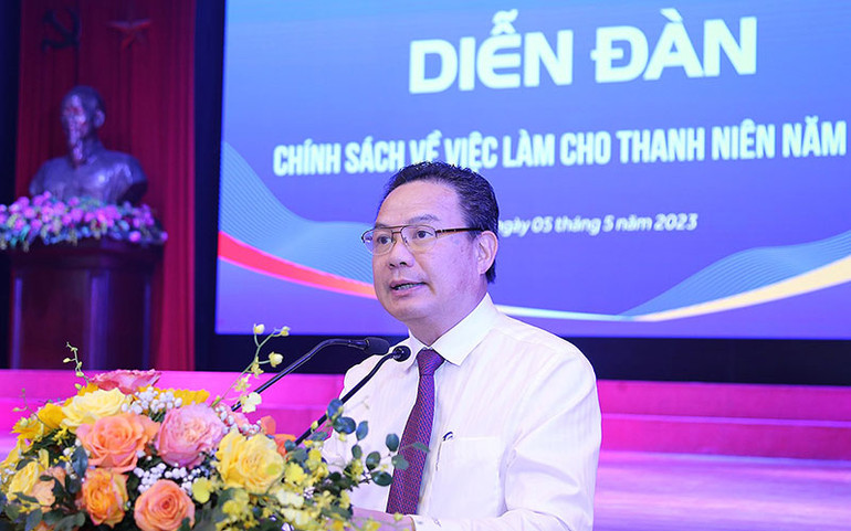 Thứ trưởng Lao động, Thương binh và Xã hội Lê Văn Thanh phát biểu ý kiến tại Diễn đàn.