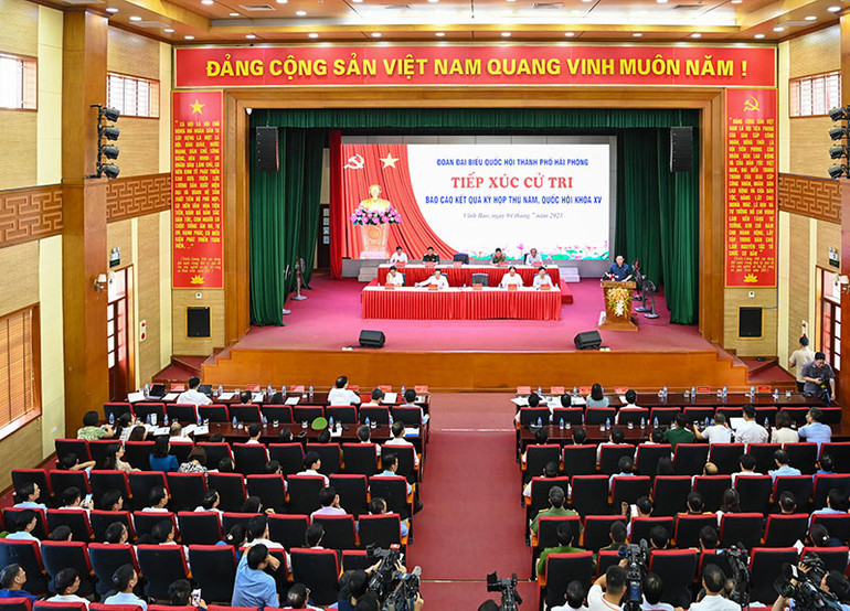 Quang cảnh hội nghị tiếp xúc cử tri tại huyện Vĩnh Bảo.