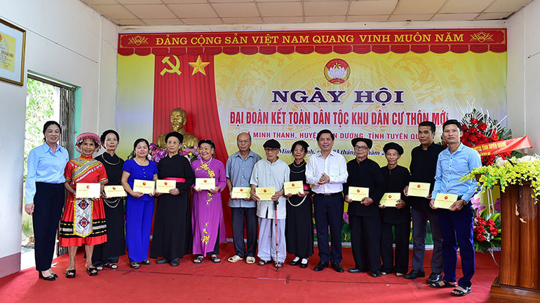 Thường trực Đảng ủy Khối tặng quà các gia đình chính sách và hộ nghèo.