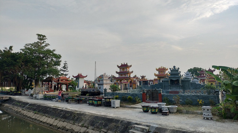 Nhiều phần mộ được “đô thị hóa” tại huyện Thiệu Hóa, tỉnh Thanh Hóa.