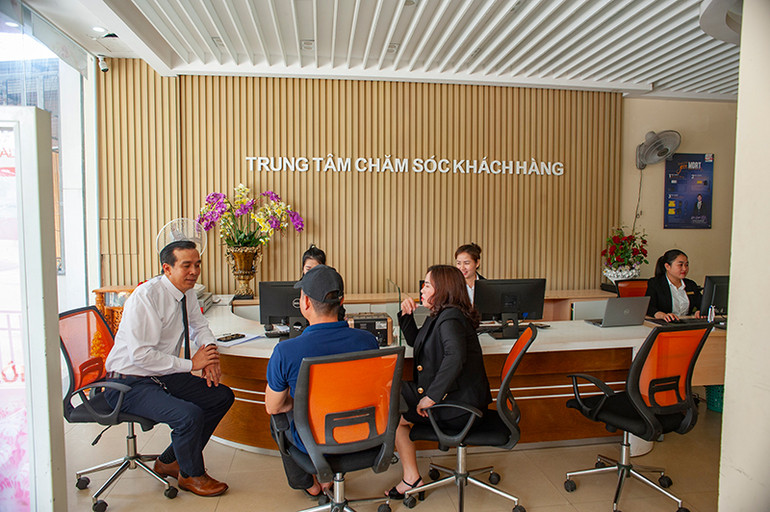 VP Tổng Đại lý Ba Đồn Prudential Quảng Bình thăm hỏi và hỗ trợ gia đình chị Tâm hoàn tất thủ tục nhận quyền lợi.