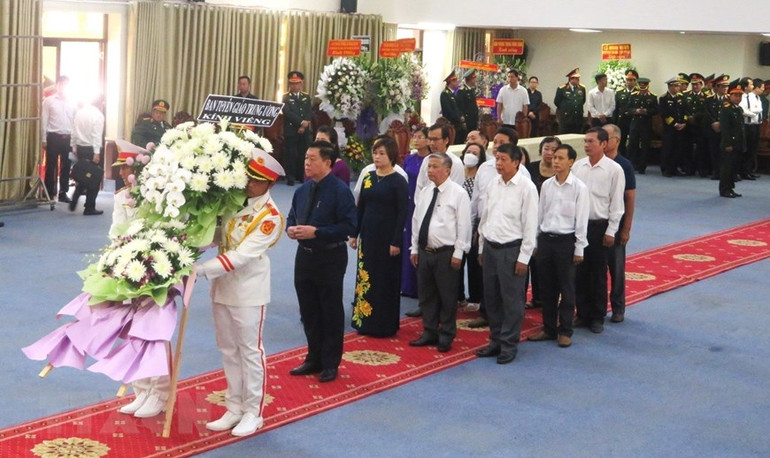 Đoàn Ban Tuyên giáo Trung ương viếng Nguyên Trưởng Ban Tổ chức Trung ương Lê Phước Thọ. (Ảnh: Ánh Tuyết/TTXVN) Đoàn Ban Tuyên giáo Trung ương viếng Nguyên Trưởng Ban Tổ chức Trung ương Lê Phước Thọ. (Ảnh: Ánh Tuyết/TTXVN)