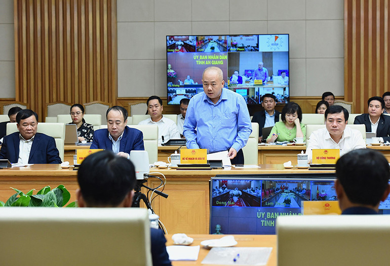 Đại diện lãnh đạo Bộ Kế hoạch và Đầu tư phát biểu. Đại diện lãnh đạo Bộ Kế hoạch và Đầu tư phát biểu.