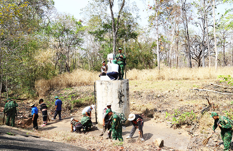 Cán bộ, chiến sĩ Bộ đội Biên phòng phối hợp lãnh đạo Đảng ủy, chính quyền cùng đồng bào các dân tộc xã Krông Na, huyện Buôn Đôn dọn vệ sinh chung quanh khu vực cột mốc chủ quyền quốc gia do đơn vị quản lý. Cán bộ, chiến sĩ Bộ đội Biên phòng phối hợp lãnh đạo Đảng ủy, chính quyền cùng đồng bào các dân tộc xã Krông Na, huyện Buôn Đôn dọn vệ sinh chung quanh khu vực cột mốc chủ quyền quốc gia do đơn vị quản lý.