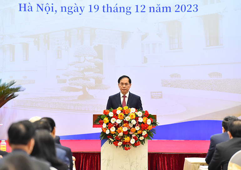 Bộ trưởng Ngoại giao Bùi Thanh Sơn trình bày diễn văn khai mạc Hội nghị Ngoại giao lần thứ 32. (Ảnh: Thủy Nguyên)