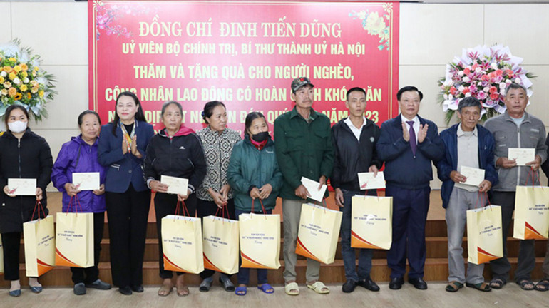 Bí thư Thành ủy Hà Nội Đinh Tiến Dũng và Bí thư Tỉnh ủy Ninh Bình Nguyễn Thị Thu Hà trao quà Tết tặng các gia đình có hoàn cảnh khó khăn trên địa bàn tỉnh Ninh Bình.