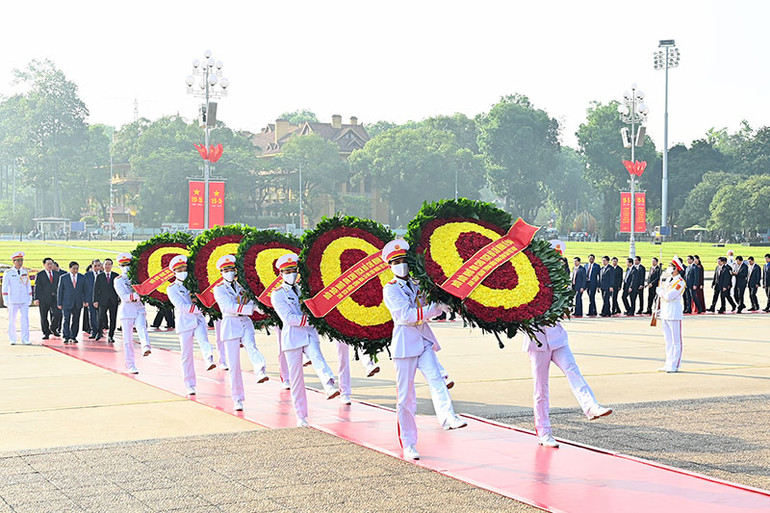 Vòng hoa của Đoàn mang dòng chữ “Đời đời nhớ ơn Chủ tịch Hồ Chí Minh vĩ đại”.