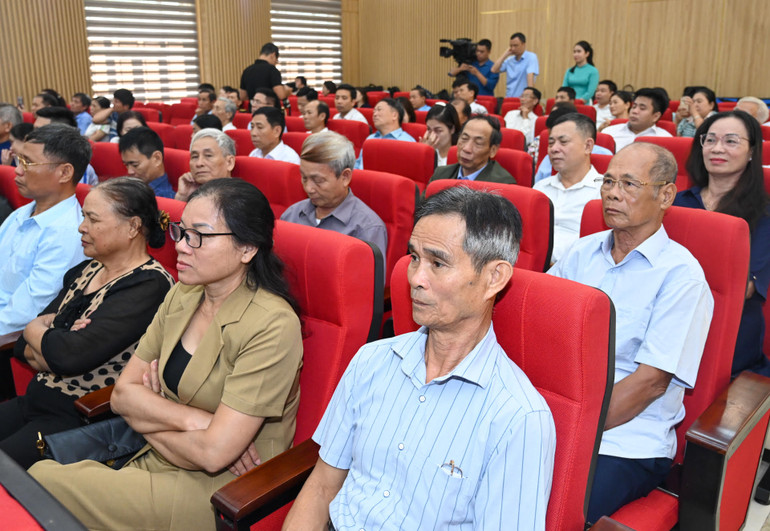 Cử tri quận Đồ Sơn theo dõi Chủ tịch Quốc hội Vương Đình Huệ trao đổi, giải đáp các kiến nghị.