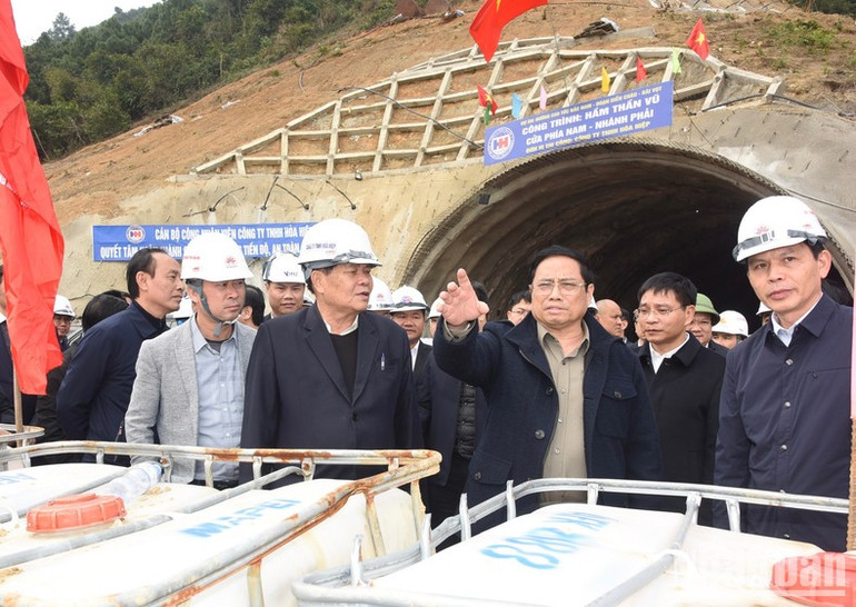 Thủ tướng Phạm Minh Chính kiểm tra tiến độ thi công cửa nam hầm Thần Vũ thuộc dự án Diễn Châu-Bãi Vọt (Nghệ An).