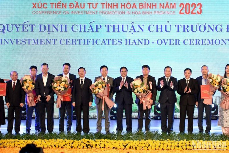 Thủ tướng Phạm Minh Chính với các các doanh nghiệp được chấp thuận chủ trương đầu tư tại tỉnh Hòa Bình. (Ảnh: TRẦN HẢI) Thủ tướng Phạm Minh Chính với các các doanh nghiệp được chấp thuận chủ trương đầu tư tại tỉnh Hòa Bình. (Ảnh: TRẦN HẢI)