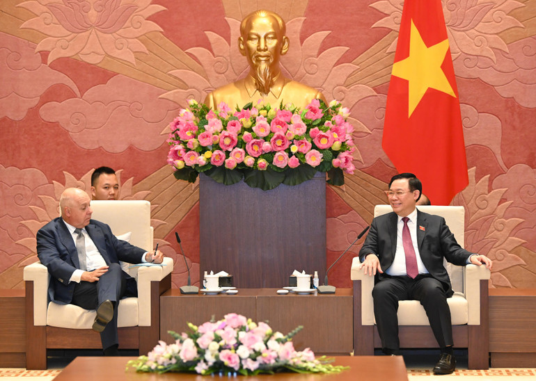 Chủ tịch Quốc hội Vương Đình Huệ chào mừng Ngài Bộ trưởng Ngân khố - Thương mại - Đầu tư - Quan hệ công nghiệp bang Victoria đến thăm Việt Nam và rất vui mừng được gặp lại Ngài Bộ trưởng tại Nhà Quốc hội Việt Nam.