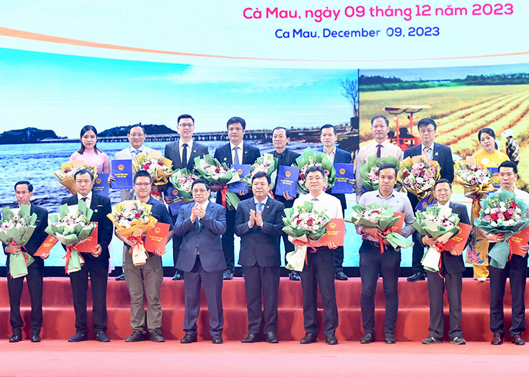 Thủ tướng Phạm Minh Chính chụp ảnh lưu niệm với các nhà đầu tư được tỉnh Cà Mau trao quyết định chủ trương đầu tư, khảo sát dự án tại Hội nghị.