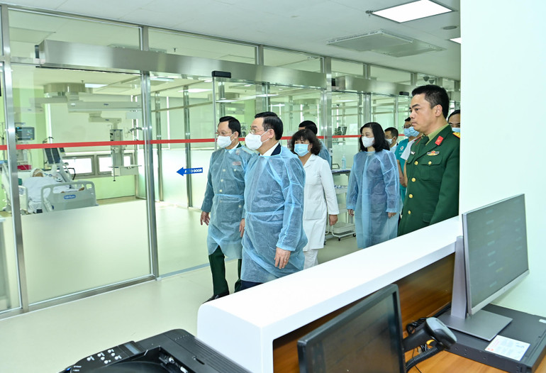 Chủ tịch Quốc hội Vương Đình Huệ và các đại biểu thăm Khoa Hồi sức tích cực tại Bệnh viện Trung ương Quân đội 108.