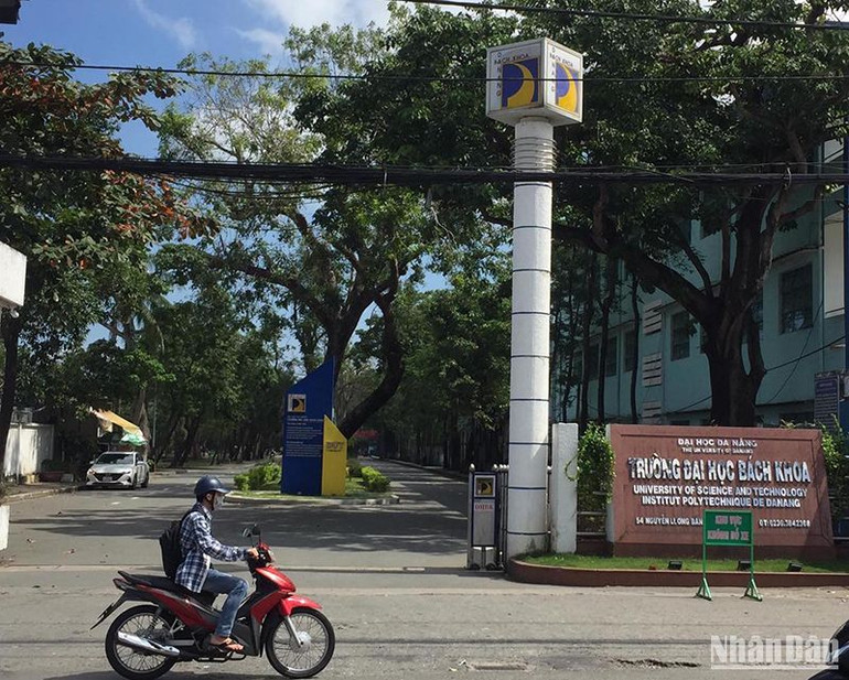 Đại học Đà Nẵng đã hỗ trợ chi trả lương, học bổng cho cán bộ nhân viên, sinh viên Trường đại học Bách khoa. (Ảnh: ANH ĐÀO) Đại học Đà Nẵng đã hỗ trợ chi trả lương, học bổng cho cán bộ nhân viên, sinh viên Trường đại học Bách khoa. (Ảnh: ANH ĐÀO)