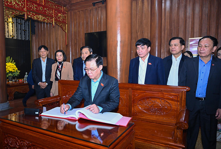 Chủ tịch Quốc hội Vương Đình Huệ ghi sổ vàng lưu niệm tại Đền thờ Bác Hồ và các Anh hùng, liệt sĩ. (Ảnh Duy Linh)