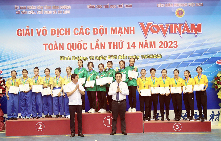 Trao huy chương cho các đội đạt thành tích cao trong ngày thi đấu đầu tiên.