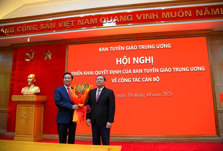 Đồng chí Lại Xuân Môn, Ủy viên Trung ương Đảng, Bí thư Đảng ủy cơ quan Ban Tuyên giáo Trung ương, Phó Trưởng Ban Thường trực Ban Tuyên giáo Trung ương chúc mừng Tổng Biên tập Nguyễn Công Dũng.