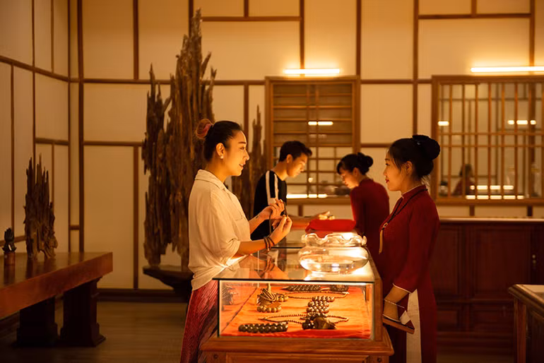 Các sản phẩm của Trầm hương Khánh Hòa được du khách quốc tế, đặc biệt là du khách đến từ Nhật Bản ưa chuộng. Các sản phẩm của Trầm hương Khánh Hòa được du khách quốc tế, đặc biệt là du khách đến từ Nhật Bản ưa chuộng.