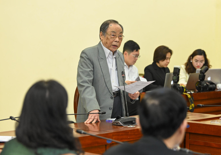 GS, TS Nguyễn Ngọc Long phát biểu ý kiến tại buổi tọa đàm.