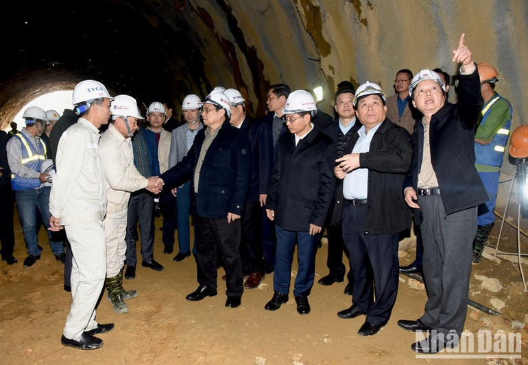 Thủ tướng Phạm Minh Chính kiểm tra tiến độ thi công cửa nam hầm Thần Vũ thuộc dự án Diễn Châu-Bãi Vọt (Nghệ An).