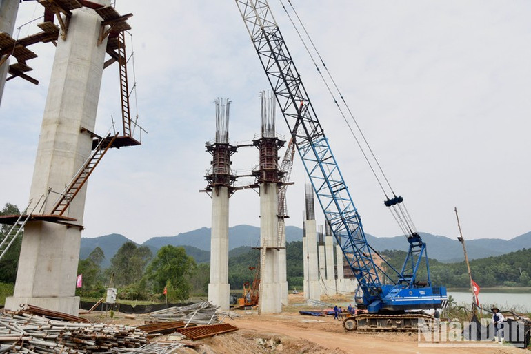Cầu Ồ, xã Nhi Đồng, huyện Nghi Lộc, Nghệ An thuộc dự án cao tốc Diễn Châu-Bãi Vọt trong quá trình thi công.