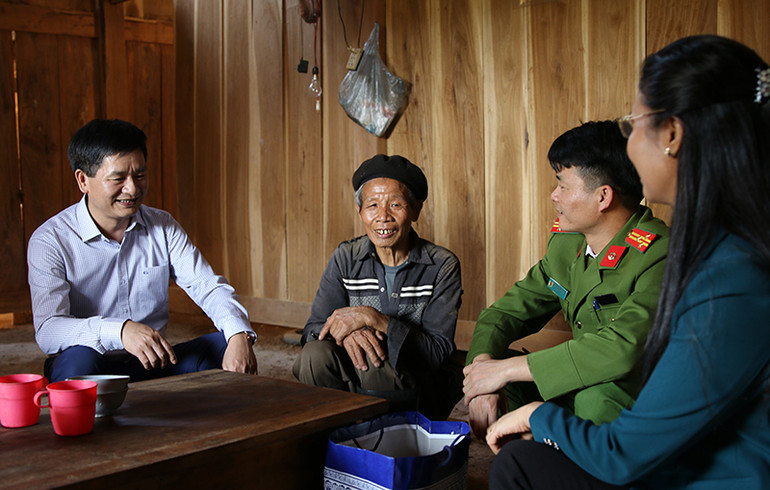 Đồng chí Lê Thành Đô (đầu tiên bên trái ảnh), Chủ tịch Ủy ban nhân dân tỉnh Điện Biên thăm hỏi, động viên nhân dân tích cực vươn lên phát triển kinh tế gia đình, góp sức xây dựng nông thôn mới