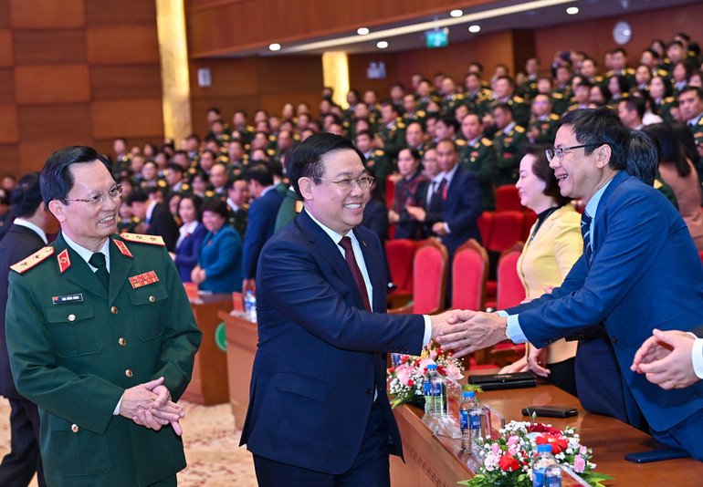 Chủ tịch Quốc hội Vương Đình Huệ với các đại biểu tại buổi gặp mặt kỷ niệm 68 năm Ngày Thầy thuốc Việt Nam.