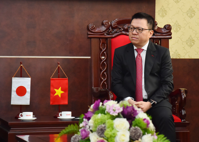 Đồng chí Lê Quốc Minh, Ủy viên Trung ương Đảng, Tổng Biên tập Báo Nhân Dân, Phó Trưởng Ban Tuyên giáo Trung ương, Chủ tịch Hội Nhà báo Việt Nam phát biểu ý kiến tại buổi làm việc.