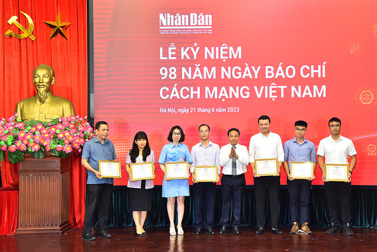 Phó Tổng Biên tập Báo Nhân Dân Đinh Như Hoan trao Giấy khen của Liên Chi hội Nhà báo Báo Nhân Dân tặng các cá nhân có những thành tích trong hoạt động nghiệp vụ và công tác liên chi hội năm 2022.