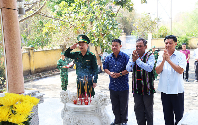 Lãnh đạo Đồn Biên phòng Sê-rê-pốk và Đảng ủy, chính quyền xã biên giới Krông Na dâng hương tưởng niệm các liệt sĩ tại Bia tưởng niệm Di tích Quốc gia đặc biệt Đường Trường Sơn - Đường Hồ Chí Minh - Bến vượt sông Sê-rê-pốk ở xã Krông Na, huyện Buôn Đôn. Lãnh đạo Đồn Biên phòng Sê-rê-pốk và Đảng ủy, chính quyền xã biên giới Krông Na dâng hương tưởng niệm các liệt sĩ tại Bia tưởng niệm Di tích Quốc gia đặc biệt Đường Trường Sơn - Đường Hồ Chí Minh - Bến vượt sông Sê-rê-pốk ở xã Krông Na, huyện Buôn Đôn.