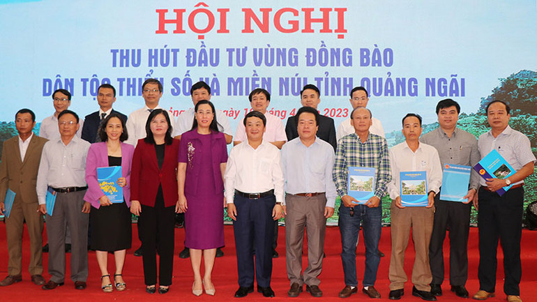 Lãnh đạo các huyện miền núi Ba Tơ, Sơn Tây, Sơn Hà, Minh Long ký kết ghi nhớ hợp tác đầu tư với các doanh nghiệp.