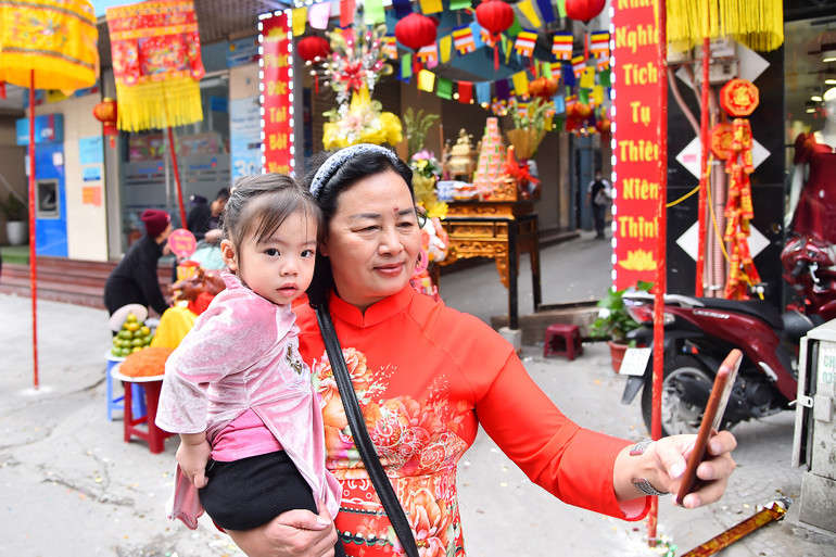 Lễ hội chùa Láng là một sự kiện văn hóa quan trọng có giá trị giữ gìn những nét truyền thống cũng góp phần xây dựng người Hà Nội thanh lịch, văn minh với những phẩm chất tiêu biểu có từ lâu đời.