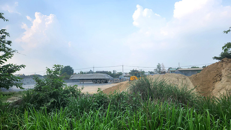 Một bãi tập kết vật liệu tự phát trong khu vực đất quy hoạch Khu công nghiệp Hố Nai. Một bãi tập kết vật liệu tự phát trong khu vực đất quy hoạch Khu công nghiệp Hố Nai.