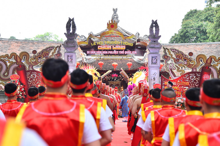 Chùa Láng, tên chữ Hán (Chiêu Thiền Tự) là một ngôi chùa cổ ở làng Láng, được xây dựng từ thời vua Lý Anh Tông (trị vì từ 1138-1175), được xếp hạng Di tích lịch sử - kiến trúc quốc gia năm 1962. Đây từng được coi là ‘‘Đệ nhất tùng lâm’’ trên vùng đất phía Tây Bắc kinh thành Thăng Long xưa. Chùa nay thuộc phường Láng Thượng, quận Đống Đa, thành phố Hà Nội với diện tích 17.917m2.