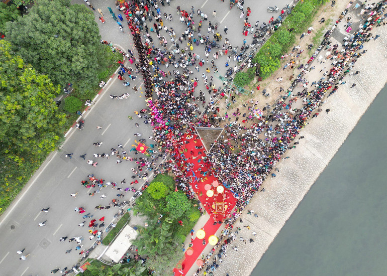 Dù di chuyển trên cung đường chật hẹp nhưng lễ rước kiệu đã diễn ra suôn sẻ, bảo đảm an toàn trong thời gian diễn ra lễ hội.