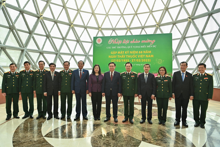 Chủ tịch Quốc hội Vương Đình Huệ cùng các đại biểu chụp ảnh lưu niệm với đội ngũ thầy thuốc Bệnh viện Trung ương Quân đội 108.