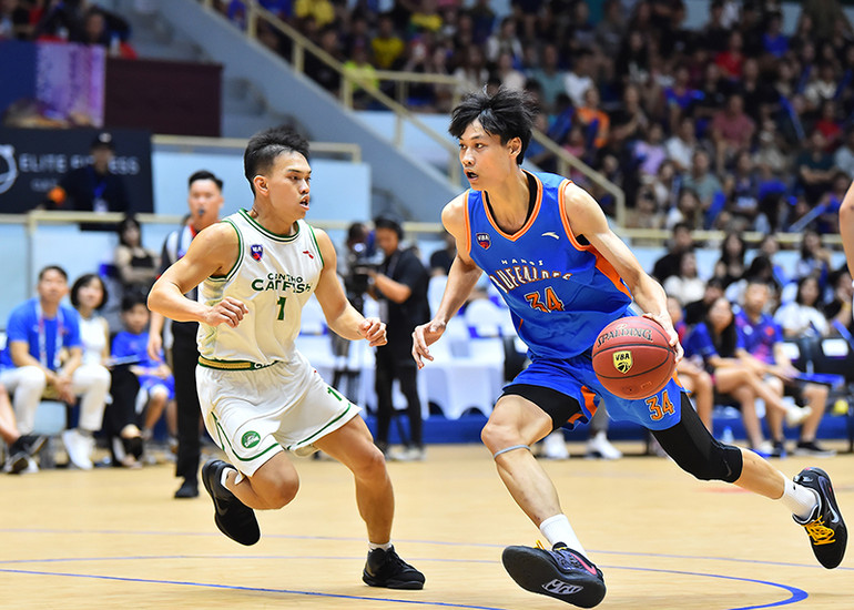 Với đội hình thi đấu ngày càng nhuần nhuyễn trong mùa giải năm nay, đội chủ nhà Hanoi Buffaloes nhanh chóng áp đảo đội khách ngay khi trận đấu bắt đầu.
